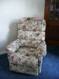 Floral La Z Boy Recliner Lazy Boy with Powered Foot Lift in Southern