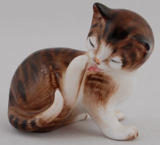 Figurine Character Kitten Cat HN2580 HN 2580 Licking Hind Paw