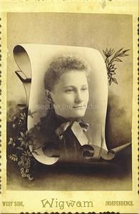 Photo Post Mortem Memorial Lovely Young Woman w Mona Lisa Smile