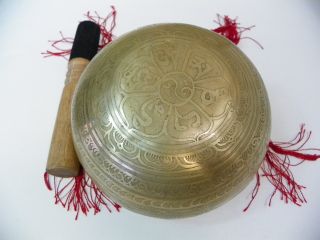 eautifully hand hammered Tibetan singing bowl, very nice, solid