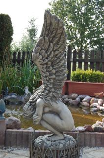 Großer Engel Rachel mit Flügel hockend Steinguß Frostfest