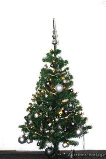 Weihnachtsbaum künstlich geschmückt Weihnachtskugeln silber