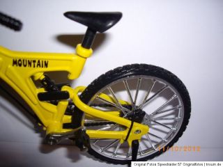 Sie bieten hier auf ein Modellrad aus Metall mit Kunststoffanbauteilen