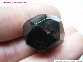 Dunkelroter ALMANDIN GRANAT Kristall poliert