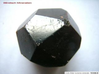 Dunkelroter ALMANDIN GRANAT Kristall poliert