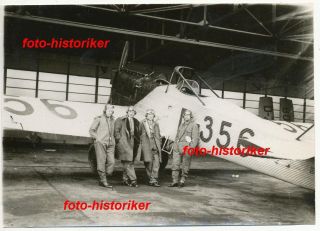 Piloten vor Flugzeug Junkers Ju A35 Kennung D 356 in Hangar ++