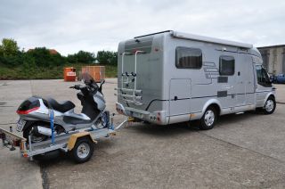 Wohnmobil Hymer VAN 572 mit Motorradanhaenger und Motorroller Piaggio