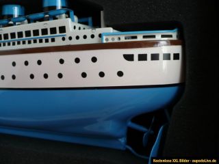 Schuco   schwimmfähiger Blechdampfer Queen II / blau weiß