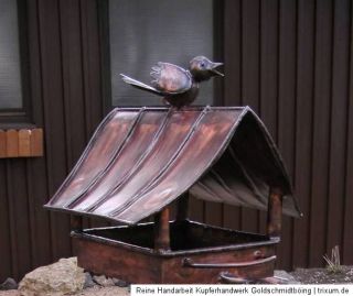 Dieser schöne Vogelfutterkasten wird in Kupfer,direkt vom Künstler